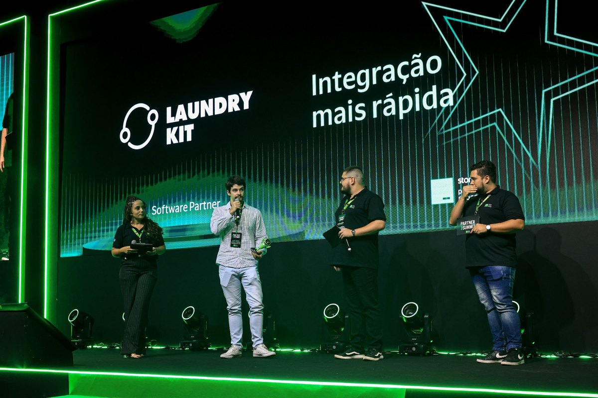 João Padilha no palco do Stone Partner Summit 2024 com o Laundry Kit